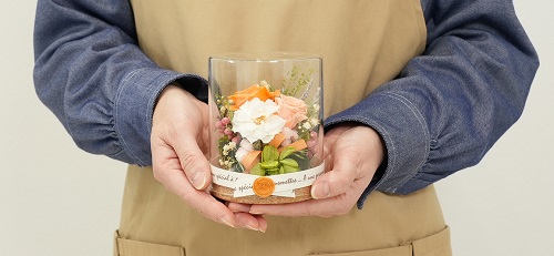 プリザ専花アレンジ、イネスモナ、サイズ感の分かる手持ち写真