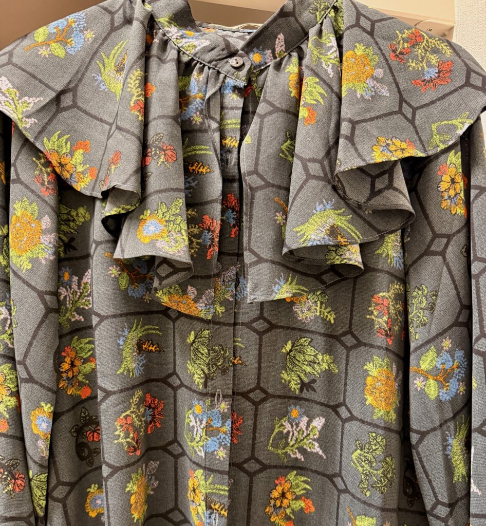 花モチーフの柄シャツ